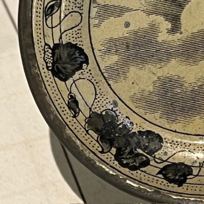 Boîte au Soleil Levant - Ancienne boîte de pharmacie en tôle pour pommade