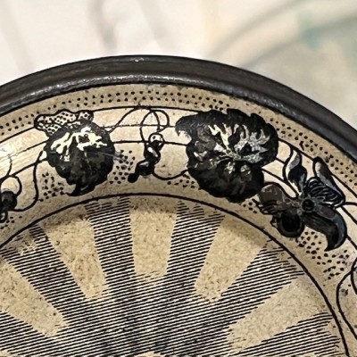 Boîte au Soleil Levant - Ancienne boîte de pharmacie en tôle pour pommade