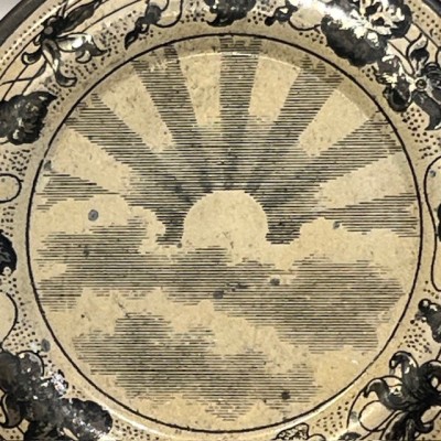 Boîte au Soleil Levant - Ancienne boîte de pharmacie en tôle pour pommade