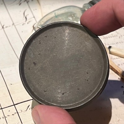 Boîte au Soleil Levant - Ancienne boîte de pharmacie en tôle pour pommade