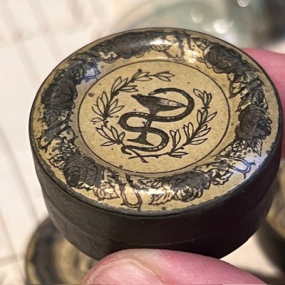 Boîte au caducée - Ancienne boîte de pharmacie en tôle pour pommade