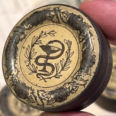 Boîte au caducée - Ancienne boîte de pharmacie en tôle pour pommade