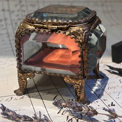 Boite reliquaire du XIXème siècle - Coffret à bijoux