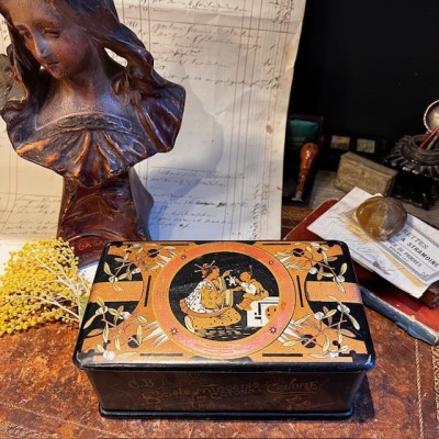 Lacquered boiled cardboard sewing box - Japonism decoration - 1860