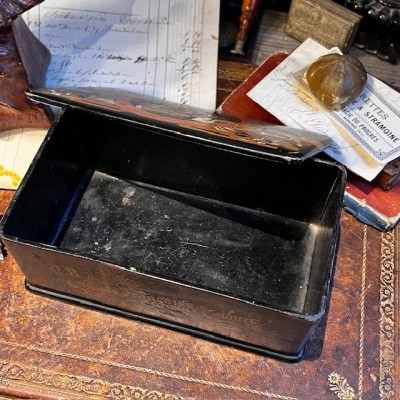 Lacquered boiled cardboard sewing box - Japonism decoration - 1860