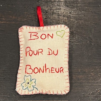 Embroidered amulet by Marius à Paris - Lucky charm