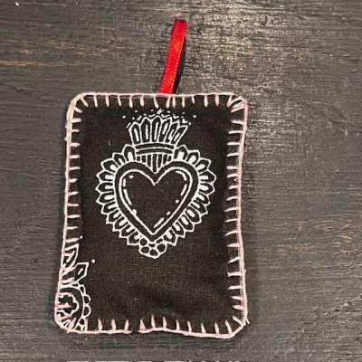 Embroidered amulet by Marius à Paris - Lucky charm