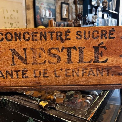 Caisse publicitaire ancienne en bois - Lait concentré infantile Nestlé