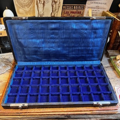Boite de rangement pour oeil de verre - 50 cases en feutrine bleue