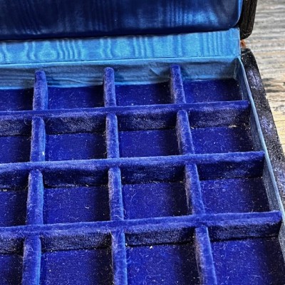 Boite de rangement pour oeil de verre - 50 cases en feutrine bleue
