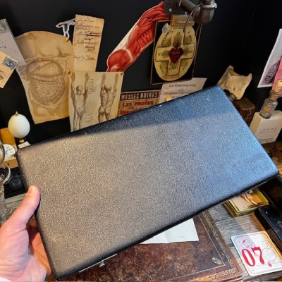 Boite de rangement pour oeil de verre - 50 cases en feutrine bleue