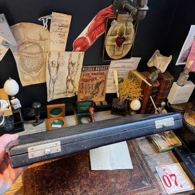 Boite de rangement pour oeil de verre - 50 cases en feutrine bleue