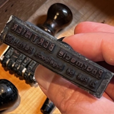 Le Tiroir du Pharmacien - Petit Tiroir de pharmacie ancien en bois