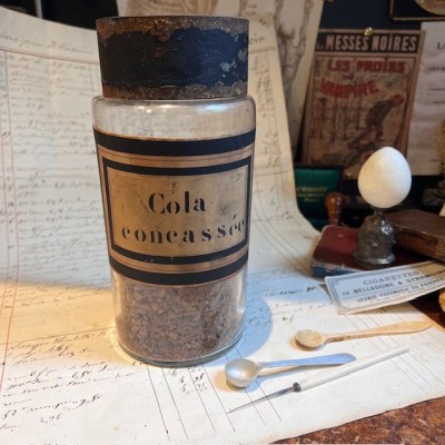Crushed cola nuts - Vintage pharmacy bottle - Apothecary