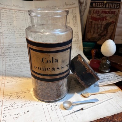 Crushed cola nuts - Vintage pharmacy bottle - Apothecary