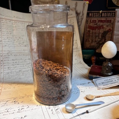 Crushed cola nuts - Vintage pharmacy bottle - Apothecary