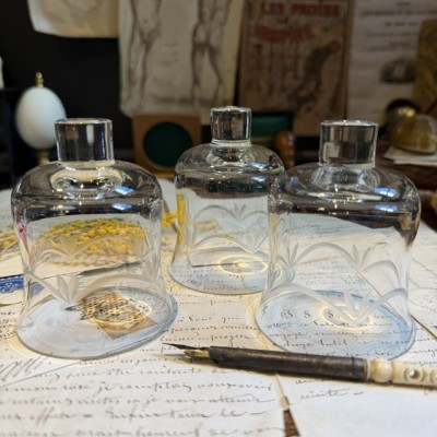 Petite cloche ancienne en verre gravé