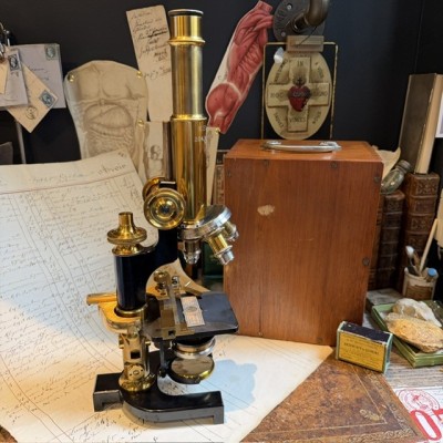 Microscope Stiassnie Paris en laiton - Coffret acajou - 1905/1908
