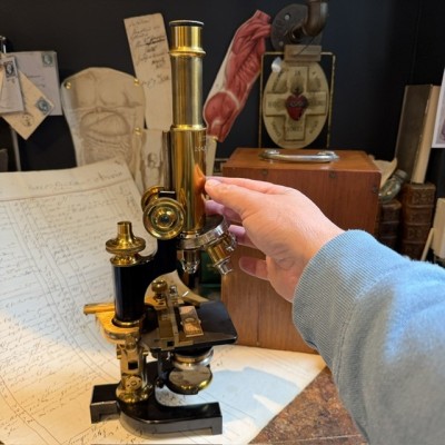 Microscope Stiassnie Paris en laiton - Coffret acajou - 1905/1908