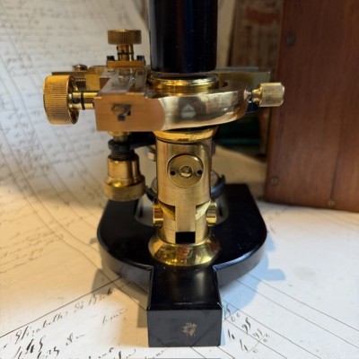 Microscope Stiassnie Paris en laiton - Coffret acajou - 1905/1908