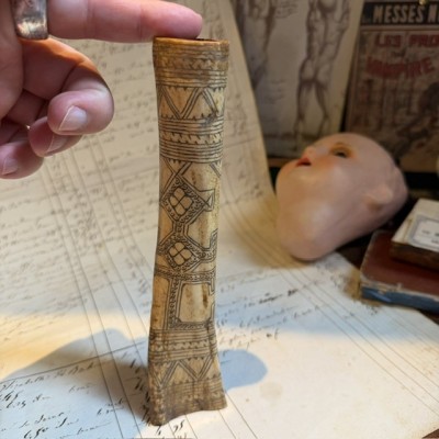 Antique Betel lime powder box - Tribal art West Timor - Engraved bone