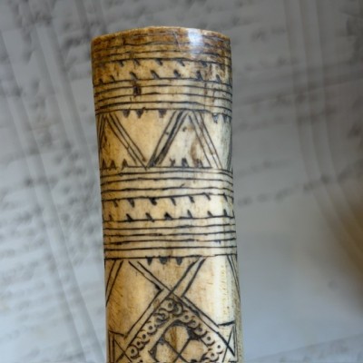 Boîte à chaux pour Bétel - Art Tribal Timor Occidental - Os gravé 1900