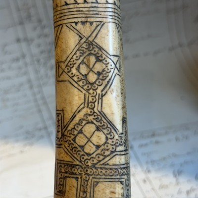 Boîte à chaux pour Bétel - Art Tribal Timor Occidental - Os gravé 1900