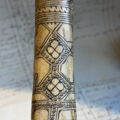 Antique Betel lime powder box - Tribal art West Timor - Engraved bone