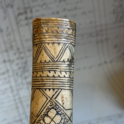 Boîte à chaux pour Bétel - Art Tribal Timor Occidental - Os gravé 1900