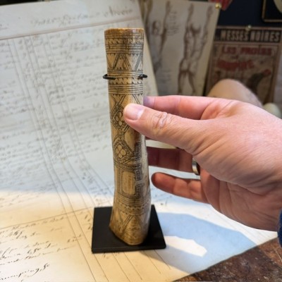 Antique Betel lime powder box - Tribal art West Timor - Engraved bone