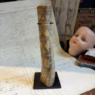 Antique Betel lime powder box - Tribal art West Timor - Engraved bone