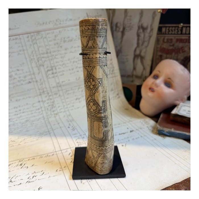 Antique Betel lime powder box - Tribal art West Timor - Engraved bone