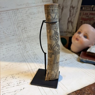 Antique Betel lime powder box - Tribal art West Timor - Engraved bone