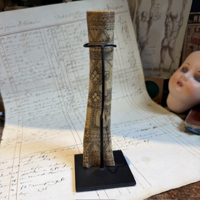 Boîte à chaux pour Bétel - Art Tribal Timor Occidental - Os gravé 1900