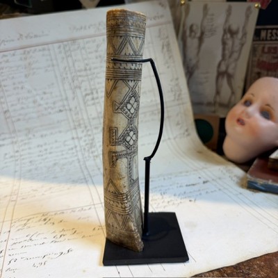 Antique Betel lime powder box - Tribal art West Timor - Engraved bone