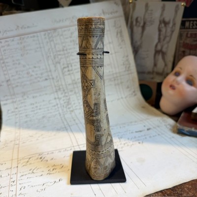 Antique Betel lime powder box - Tribal art West Timor - Engraved bone