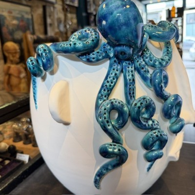 Large decorative vase Salvo by Patrizia Italiano – Octopus – Handmade white ceramic from Sicily