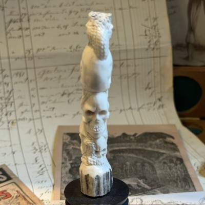 Totem Serpent et Crânes - Sculpture en bois de cerf