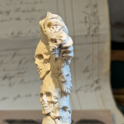 Totem Crânes - Sculpture en bois de cerf