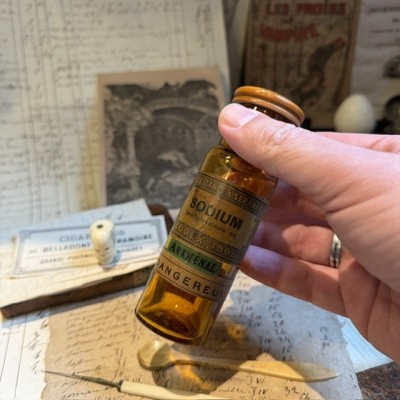 Arrhénal - Arsenic - POISON cabinet - Antique pharmacy bottle