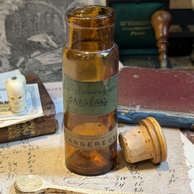 Gardénal - Phenobarbital - Barbiturates  - Barbiturates - POISON cabinet - Antique pharmacy bottle