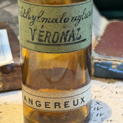 Veronal - Barbiturates - POISON cabinet - Antique pharmacy bottle