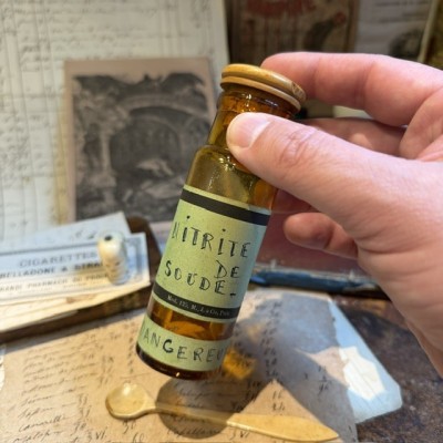 Sodium Nitrite - POISON cabinet - Antique pharmacy bottle