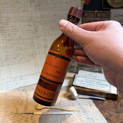 Noix Vomique - Strychnine - Poison - Flacon ancien de pharmacie