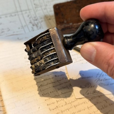 Antique mechanical date stamp with rotating discs - Blackened wooden handle