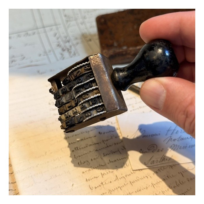 Antique mechanical date stamp with rotating discs - Blackened wooden handle