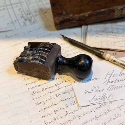 Antique mechanical date stamp with rotating discs - Blackened wooden handle