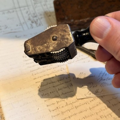 Antique mechanical date stamp with rotating discs - Blackened wooden handle