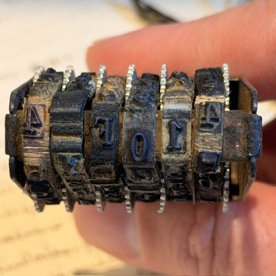 Antique mechanical date stamp with rotating discs - Blackened wooden handle