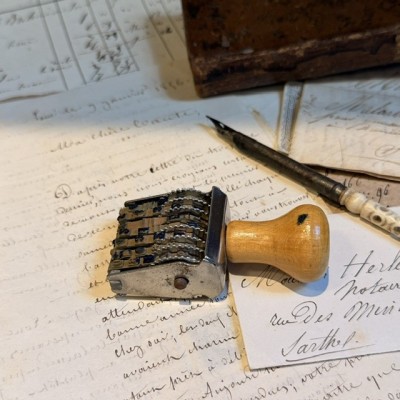 Tampon dateur mécanique à molettes ancien - Manche bois clair